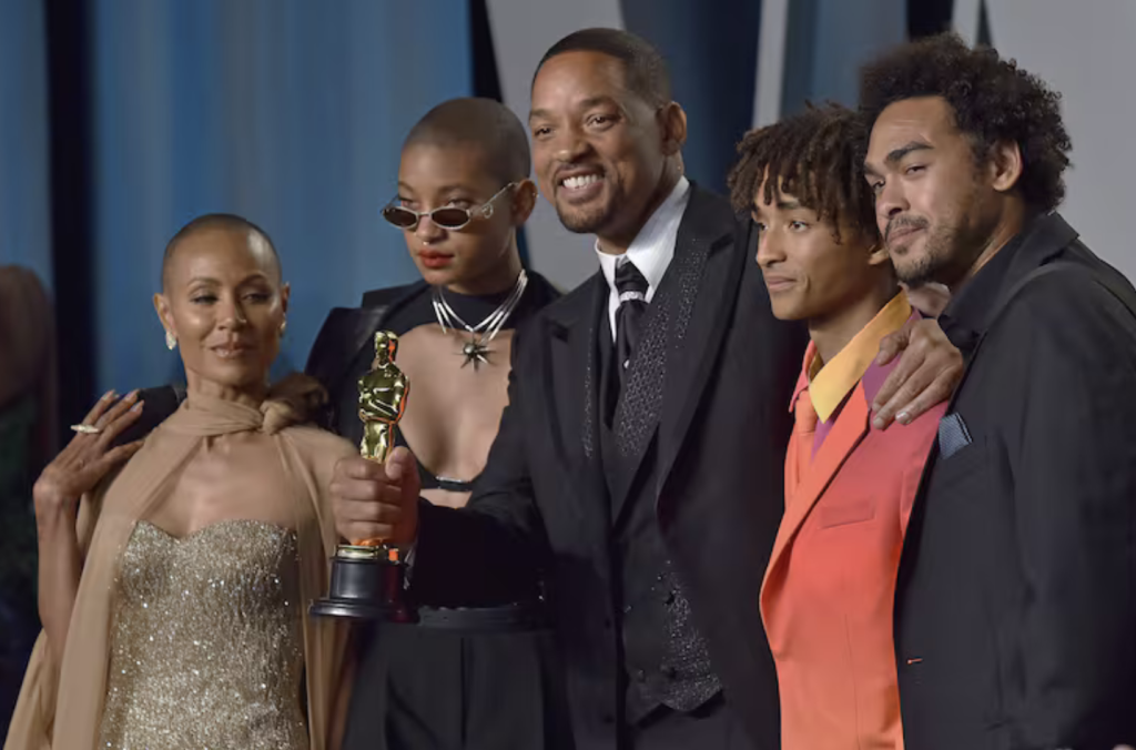 Will Smith y su familia luego de la ceremonia de los Oscar en donde se convirtió en figura por su cachetada a Chris Rock. Foto The Grosby Group
